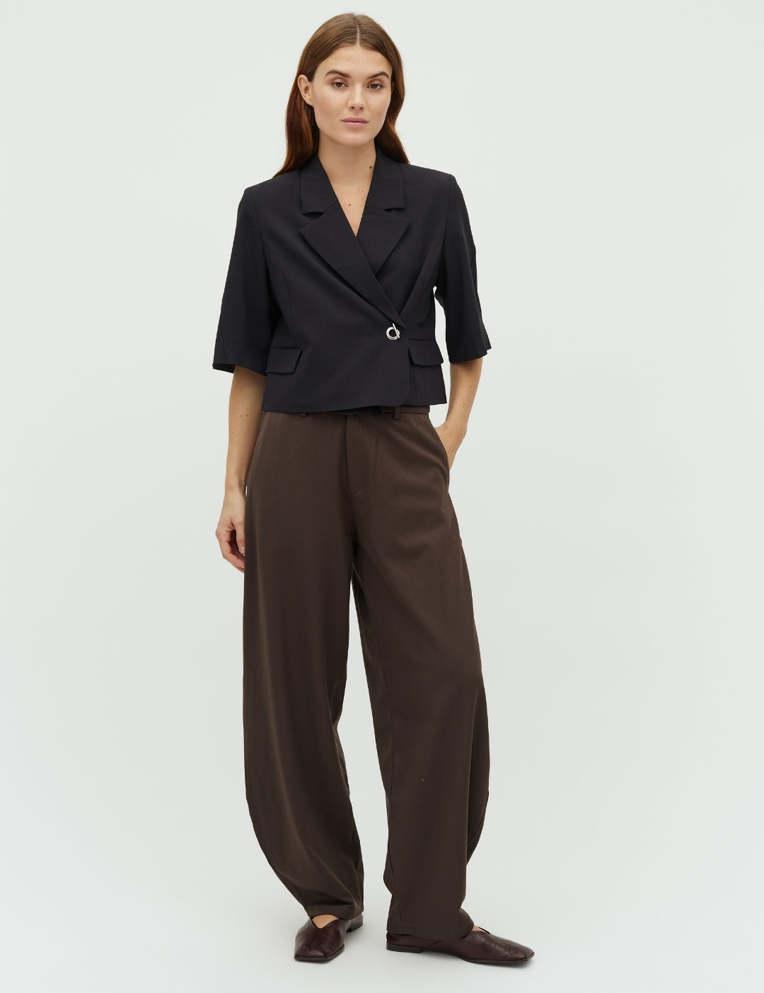 Roselith-M_Black_Model_3