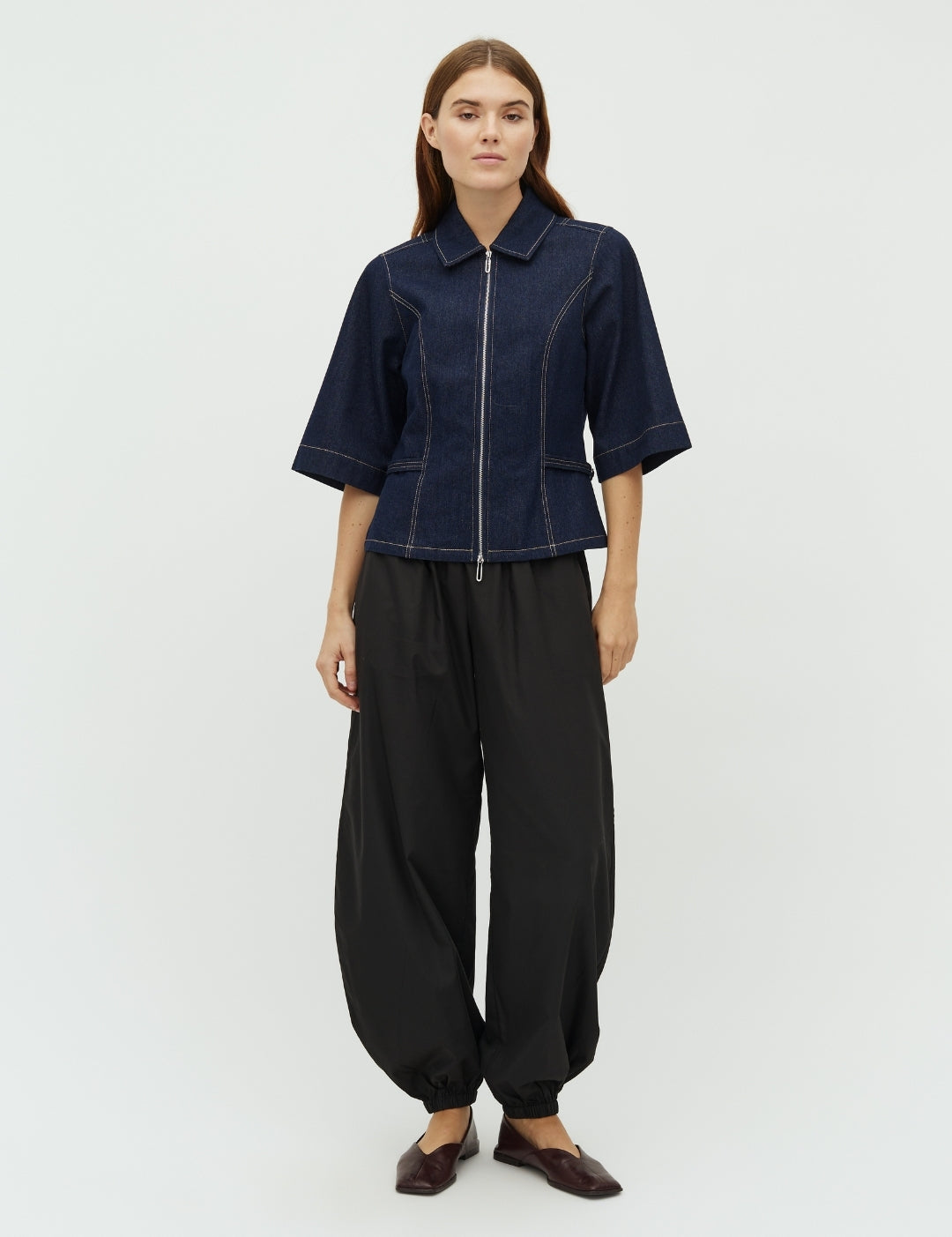 Eirlys-M_Dark Unwashed denim_Model_2