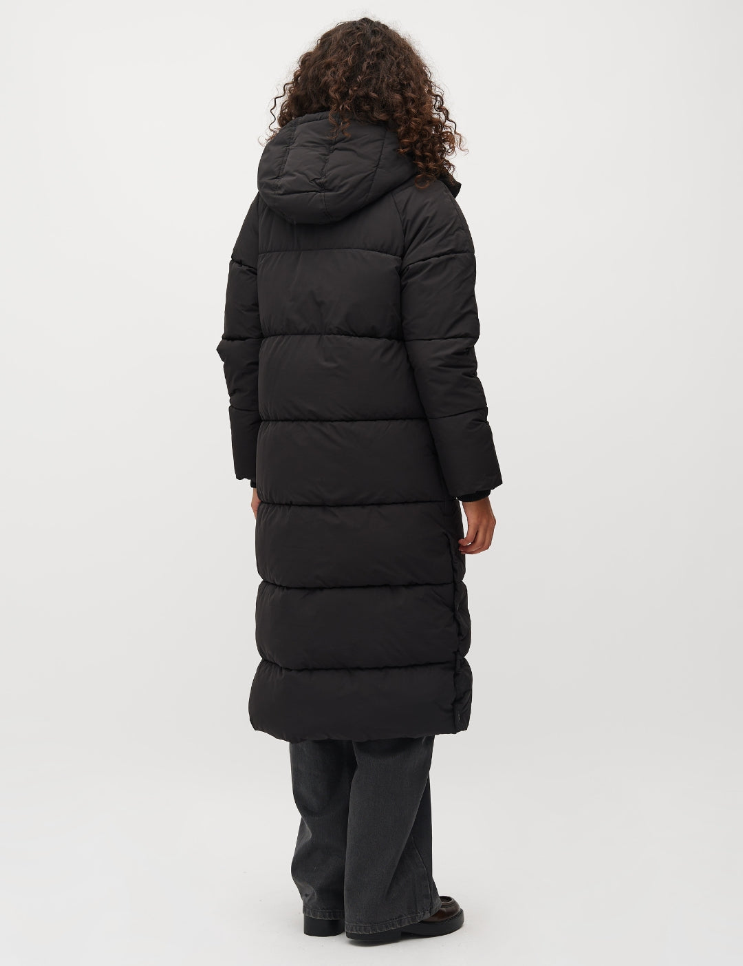 Ela Slit_Black_Model_4