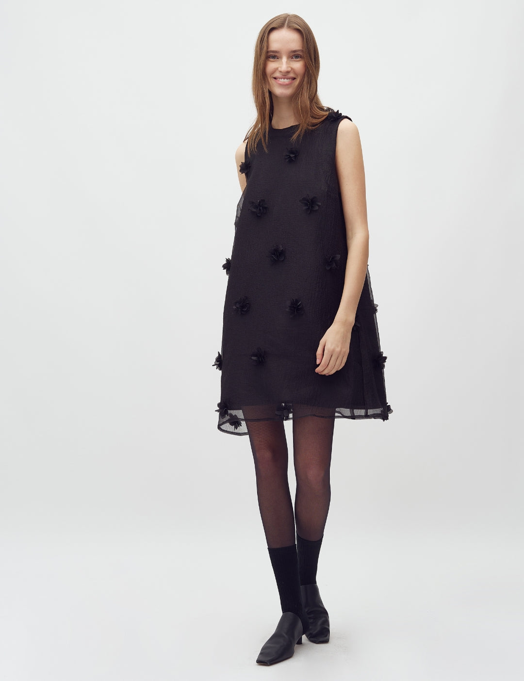 Molli-M_Black_Model_0