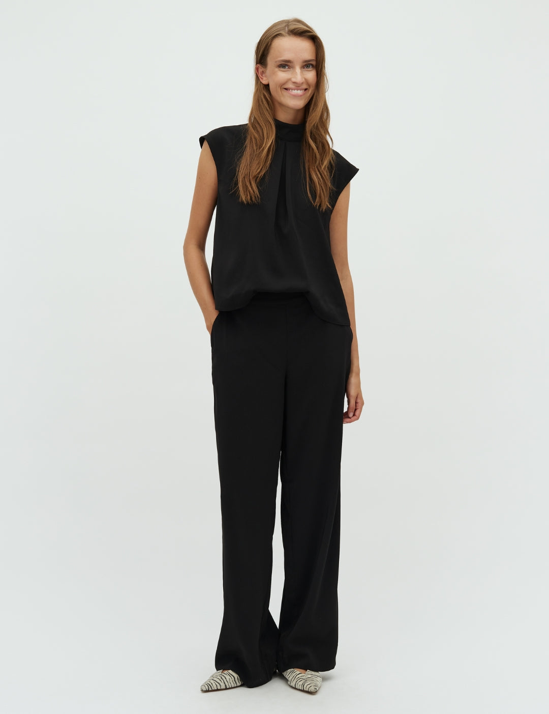 Maaja-M_Black_Model_0