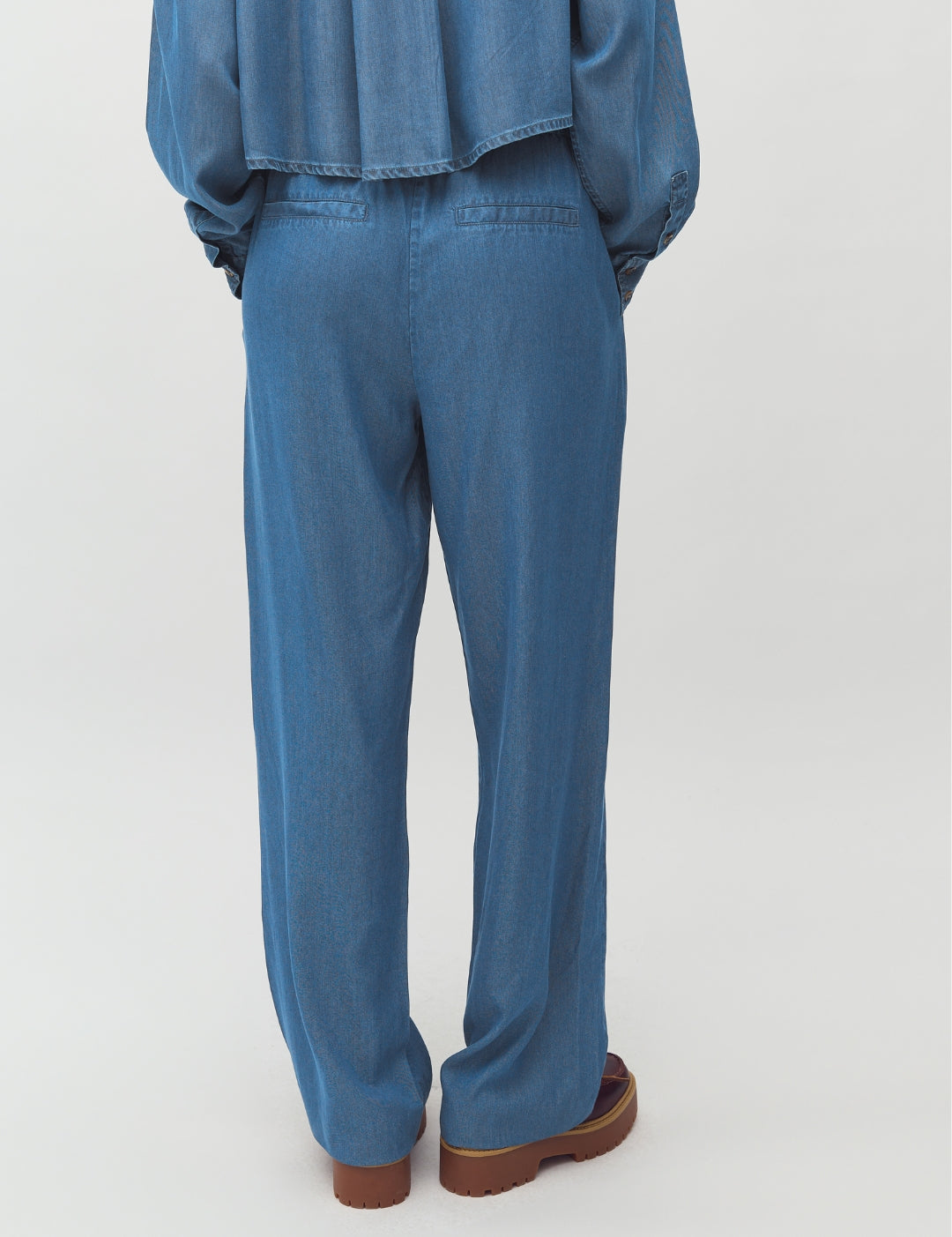 Phillipa-M_Mid Vintage Wash_Model_3