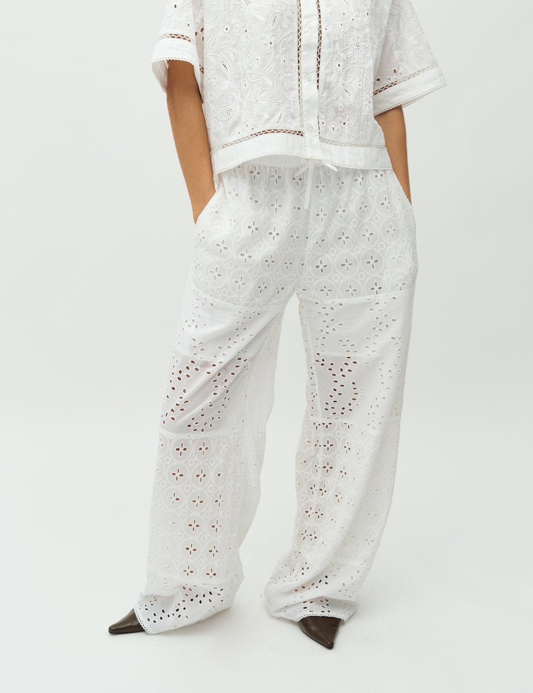 Viljane-M_White_Model_1