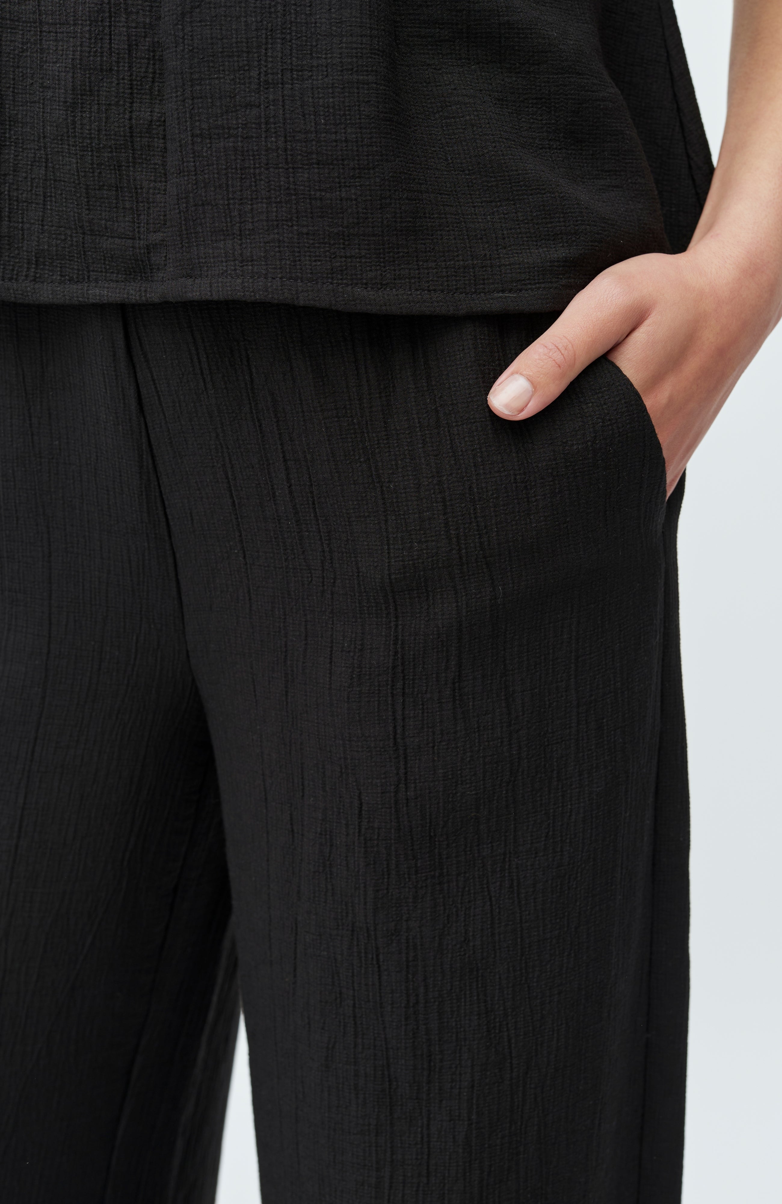 Emryn-M_Black_Model_2