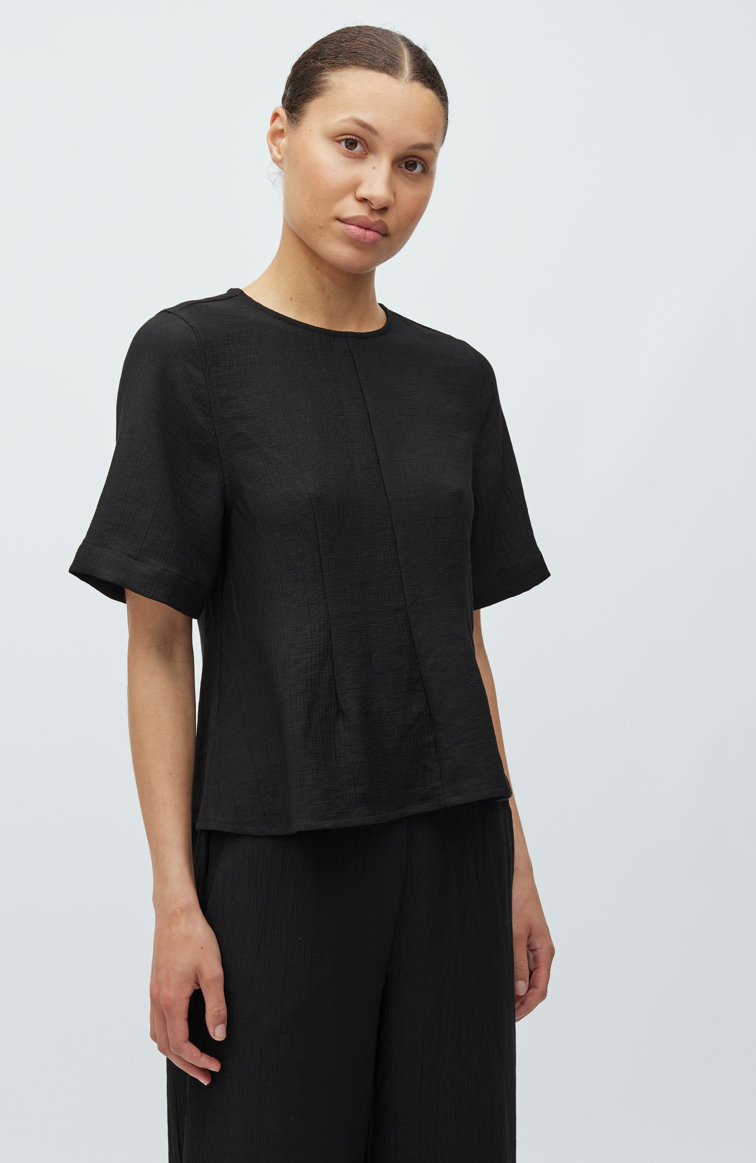 Kaely-M_Black_Model_0