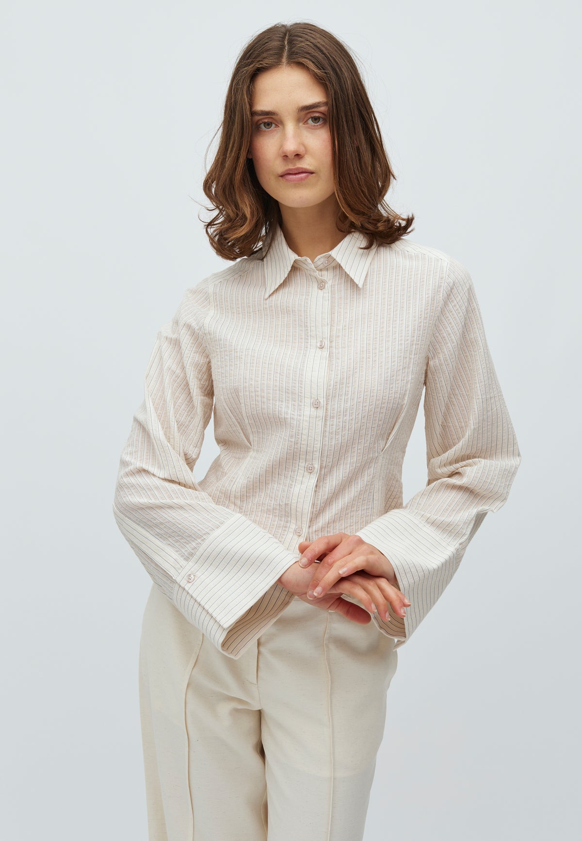 Kalanna-M_White Feather Grey Stripe_Model_0