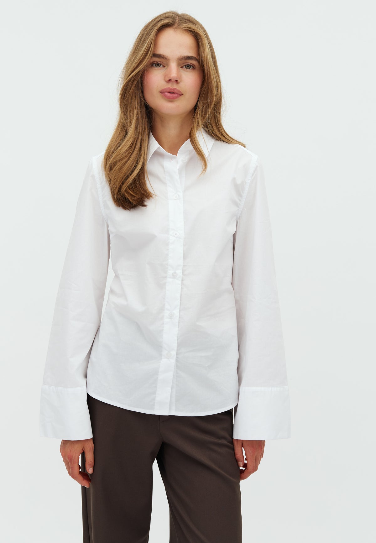 Kaloni-M_White_Model_0