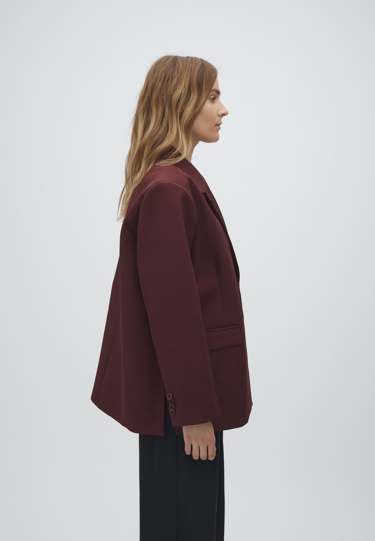 Amariella-M_Maroon Noir_Model_4