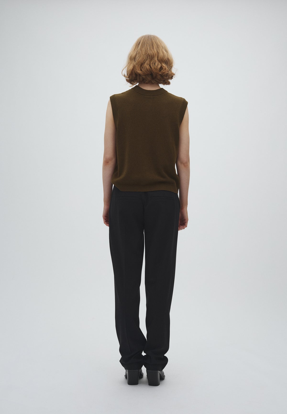 Gesine-M_Smoked Olive_Model_4
