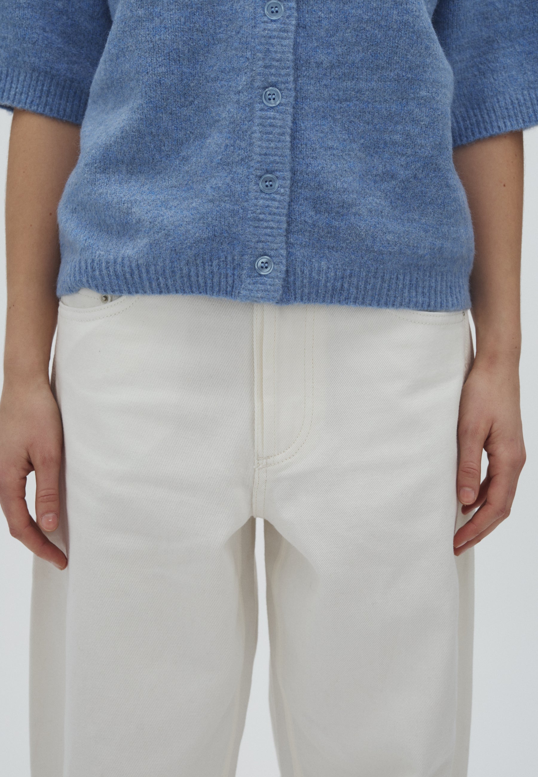 Menton-M_Pale Crem_Model_1