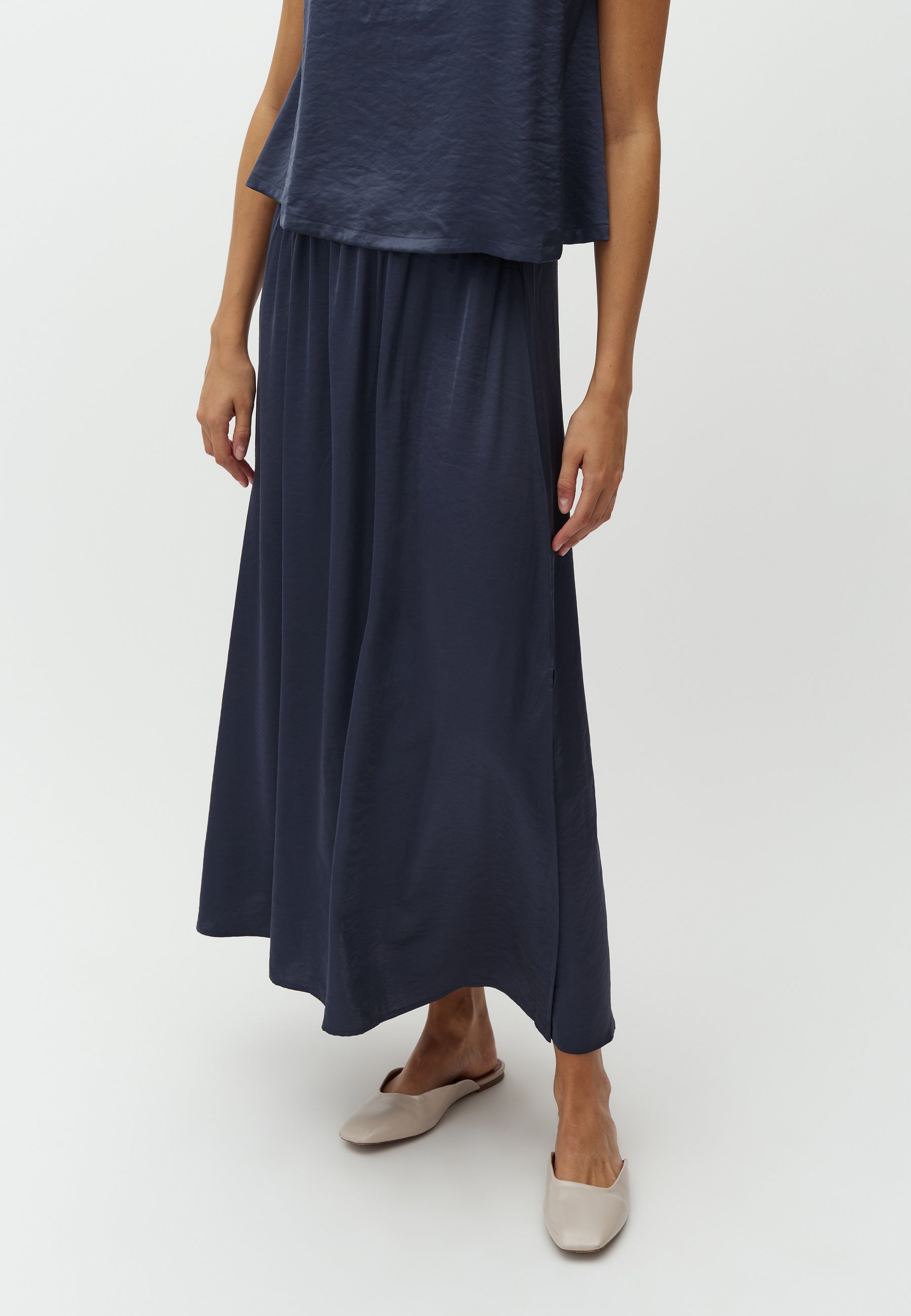 Nia-M_Bering Blue_Model_1