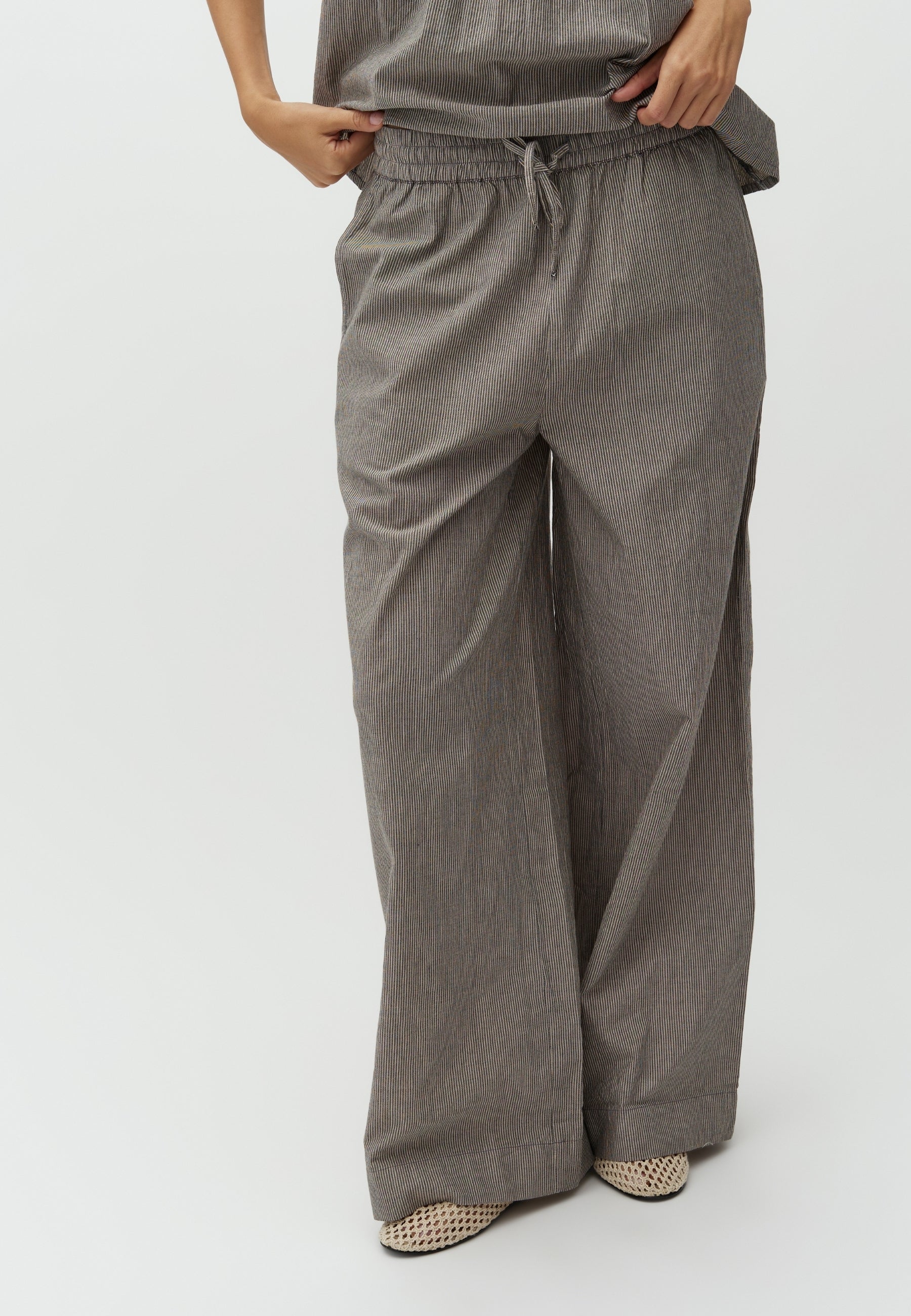 Clari-M_Java White Stripe_Model_1