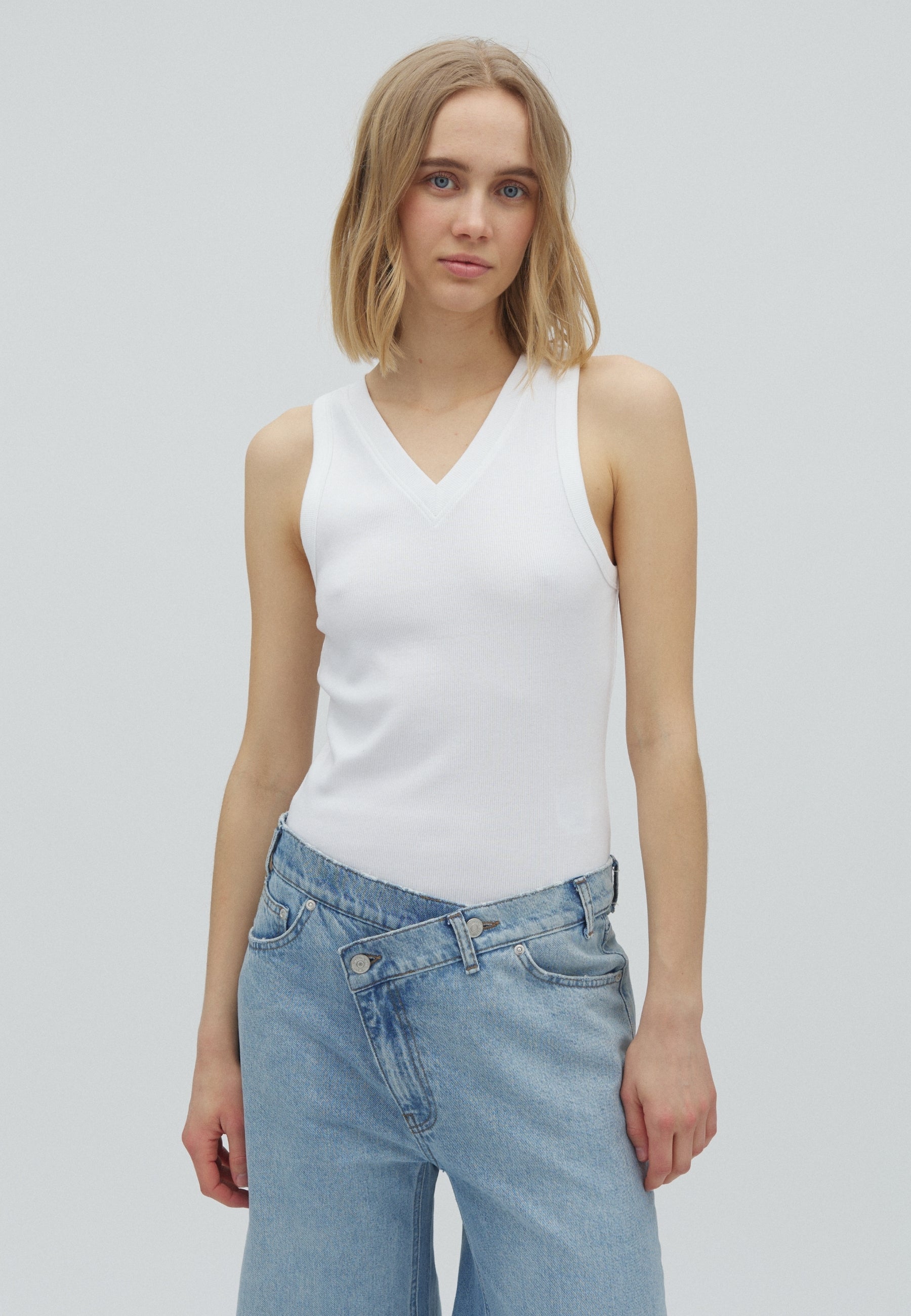 Jaxson V-M_White_Model_0