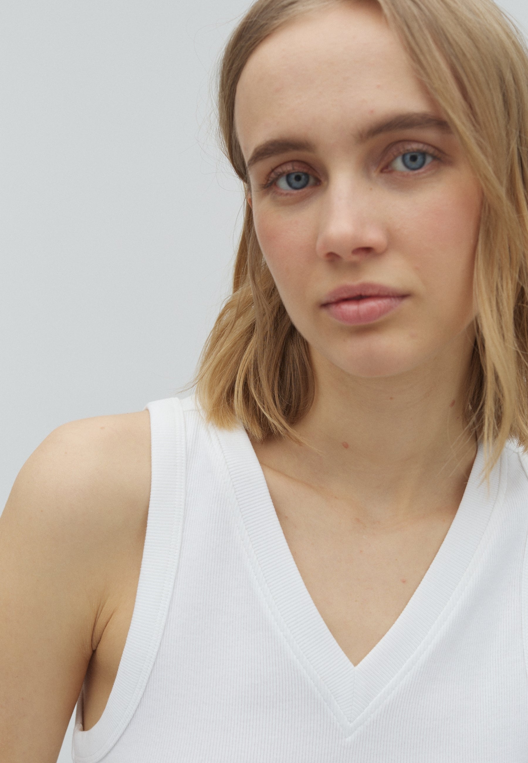 Jaxson V-M_White_Model_1