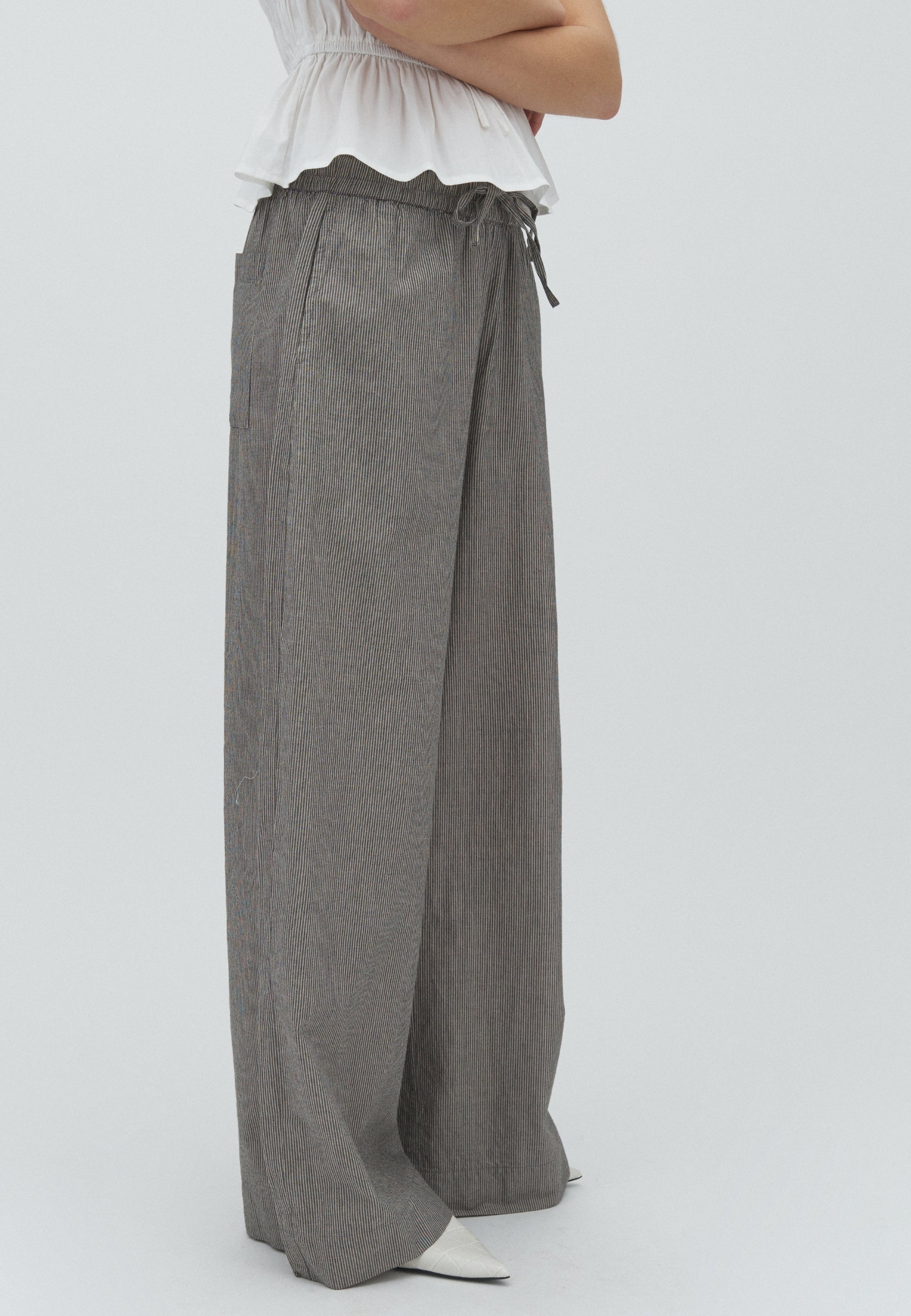 Clari-M_Java White Stripe_Model_4