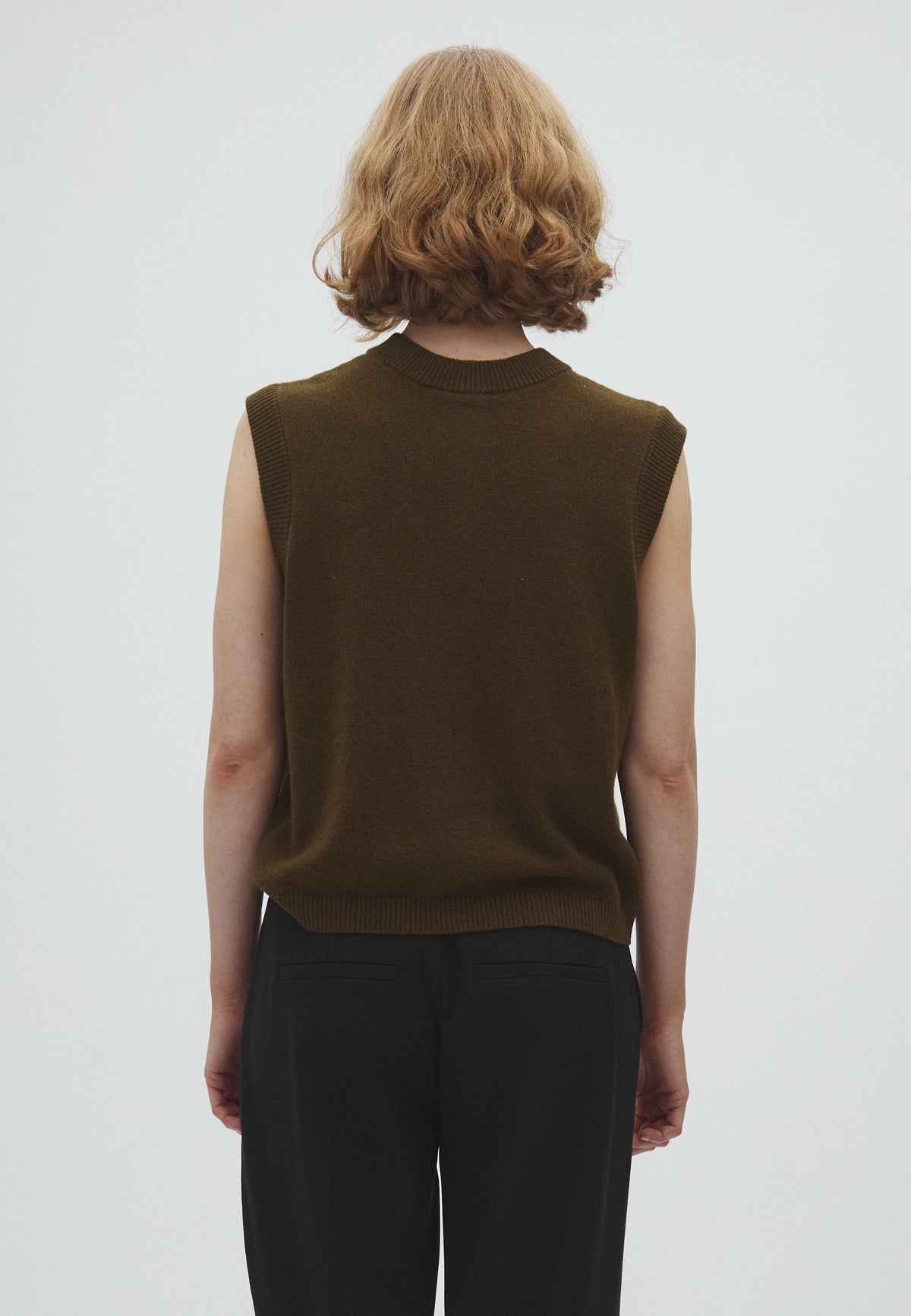 Gesine-M_Smoked Olive_Model_3
