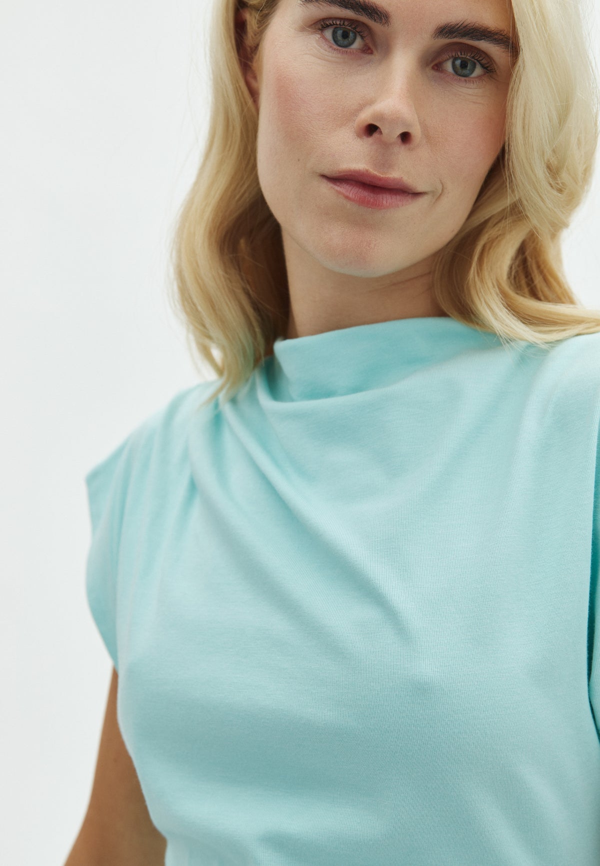 Bria-M_Light Aqua Blue_Model_1