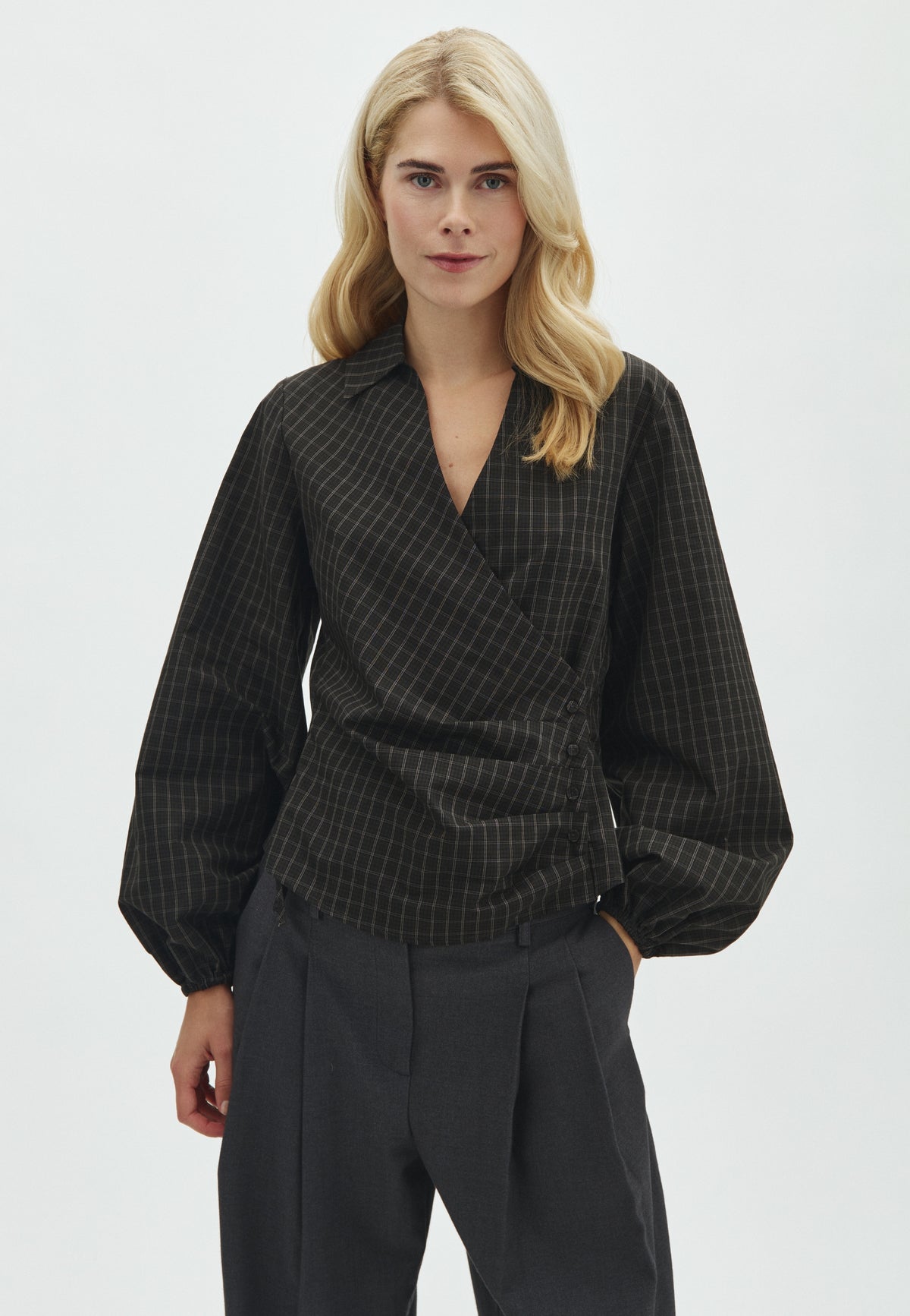 Gerrida-M_Black Brown Check_Model_0