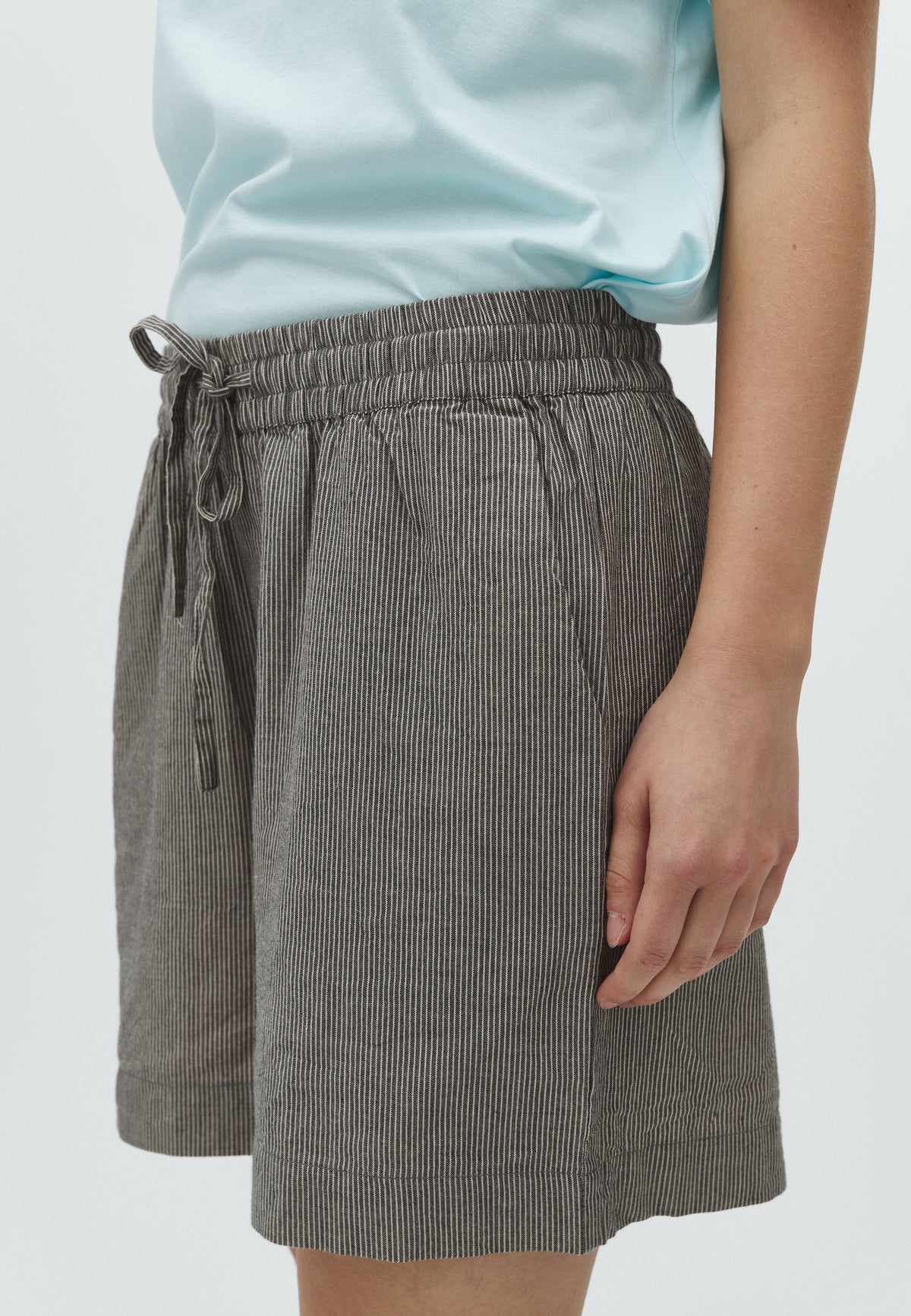 Meris-M_Java White Stripe_Model_2