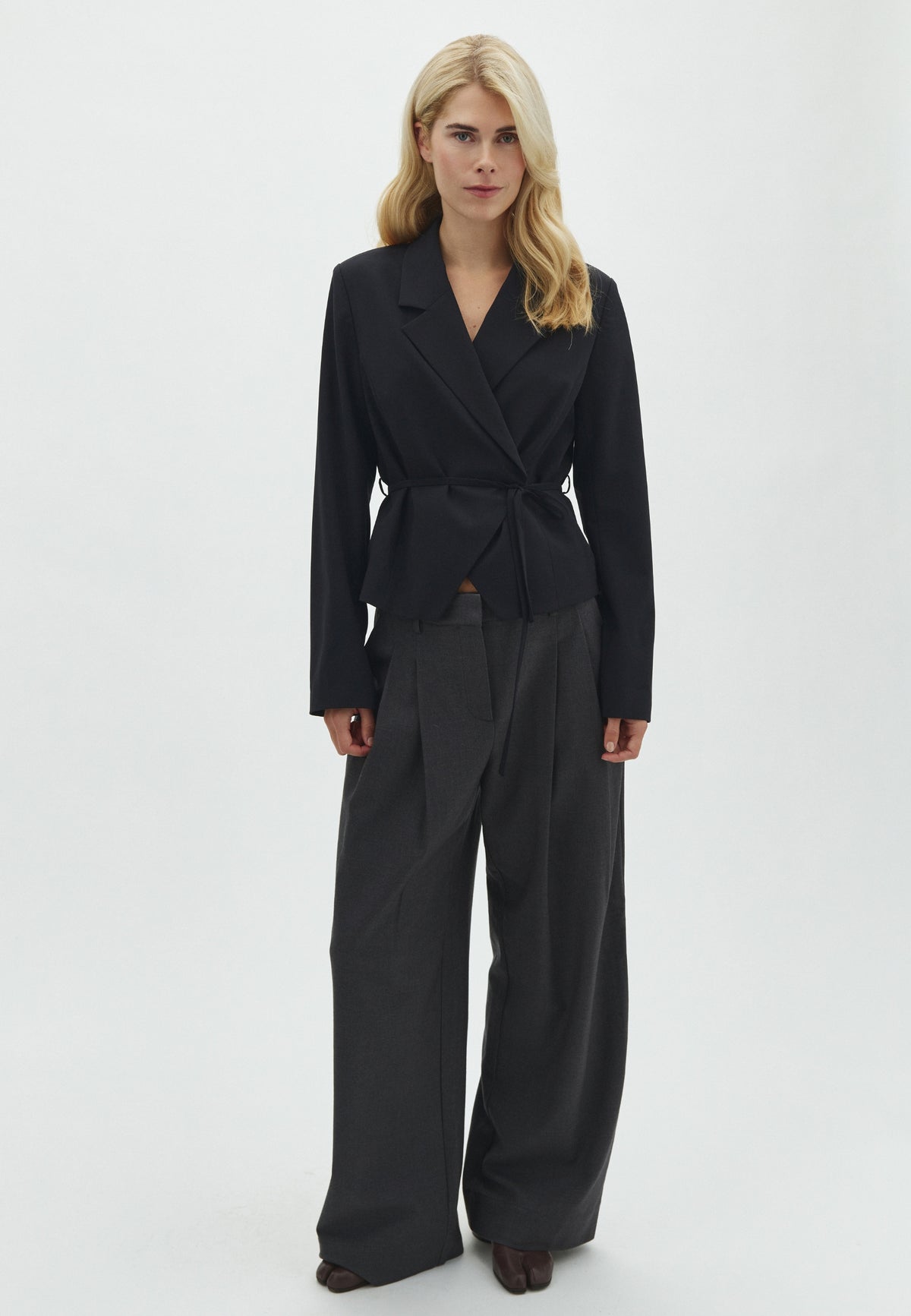Evelora LS-M_Black_Model_3