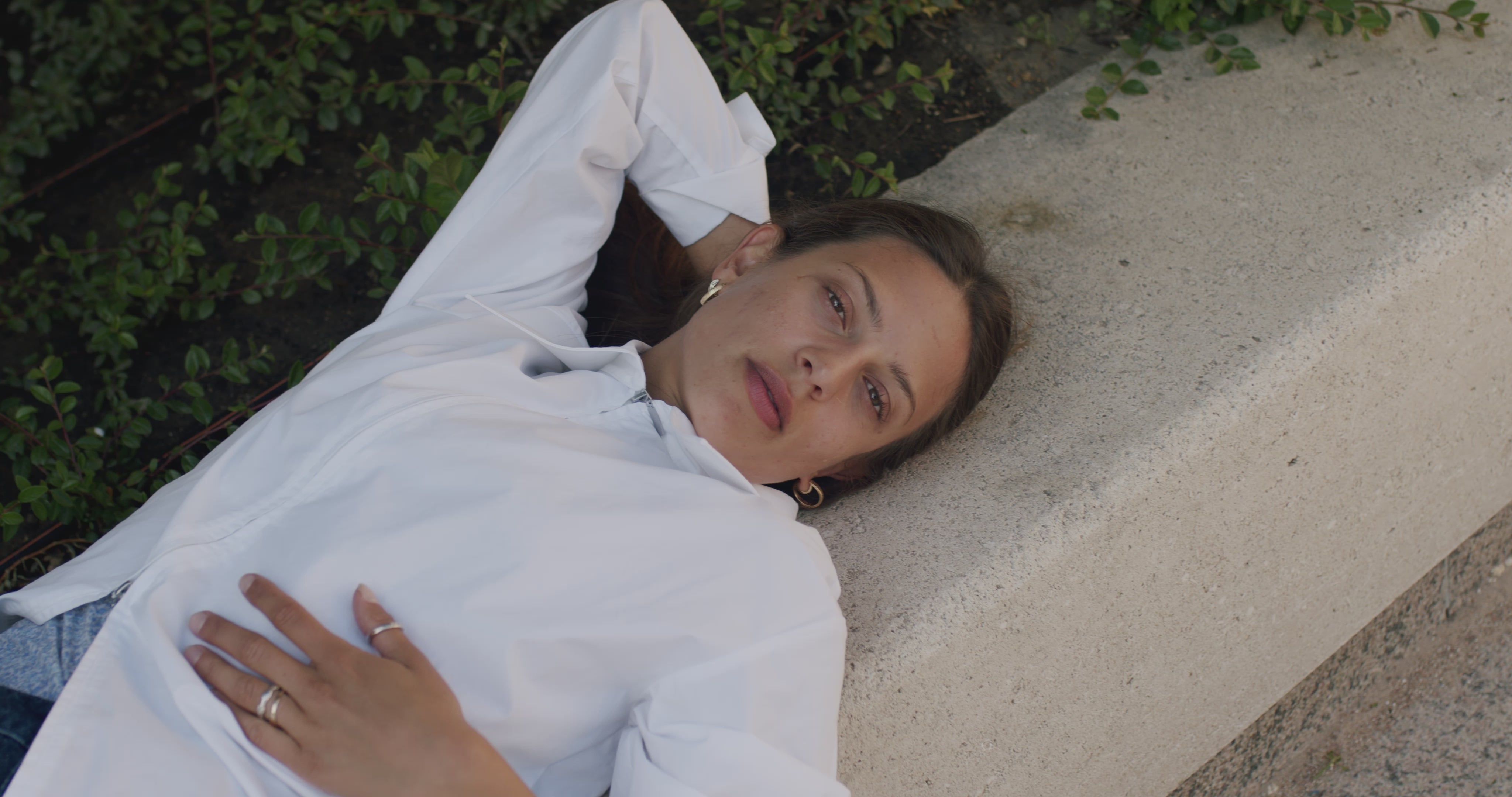 Kiala-M_White_Video_0